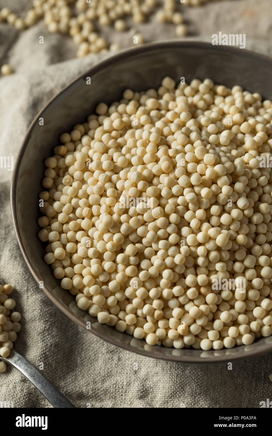 Materie organico secco il cous cous in una ciotola Foto Stock