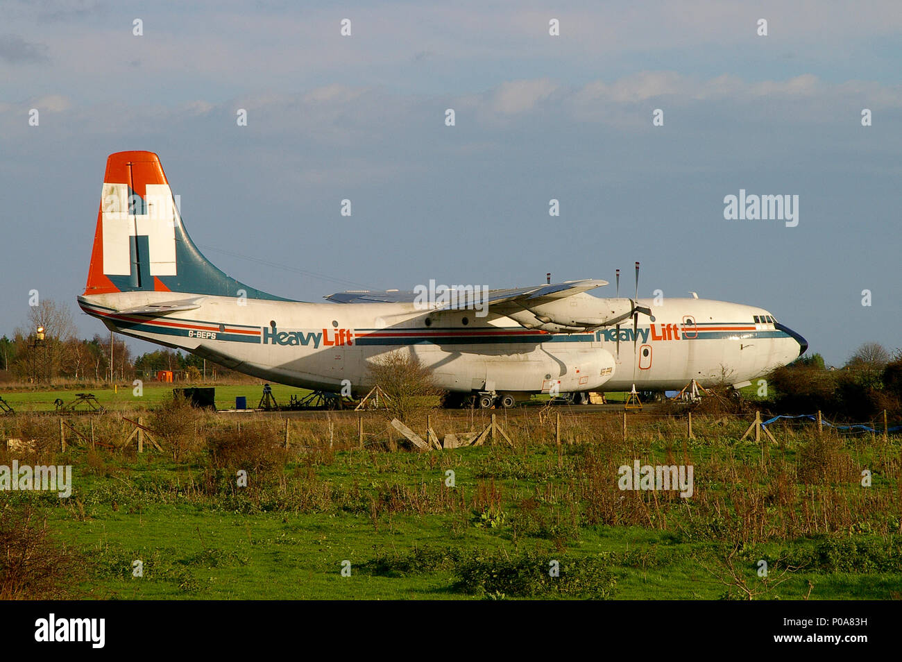Short Belfast G-BEPS di Heavylift immagazzinato presso l'aeroporto Southend di Londra. SC-5 Belfast precedentemente con RAF, Royal Air Force come XR368 chiamato Theseus Foto Stock