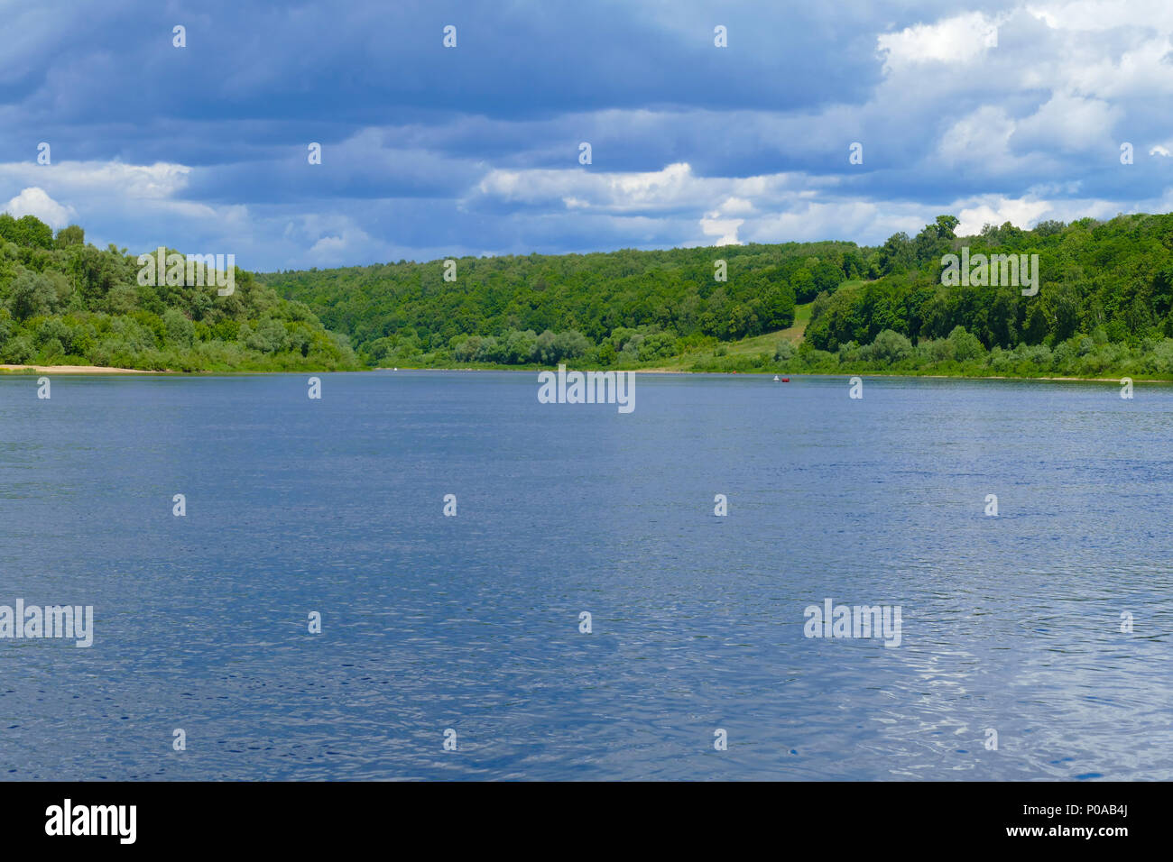 Fiume Oka in una limpida giornata di sole in giugno Foto Stock