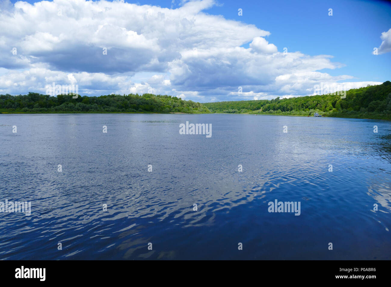 Fiume Oka in una limpida giornata di sole in giugno Foto Stock