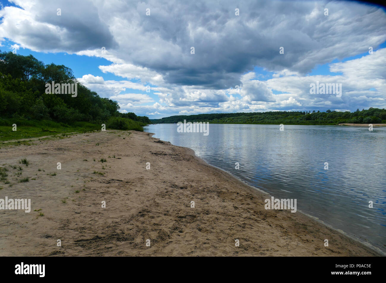 Fiume Oka in una limpida giornata di sole in giugno Foto Stock