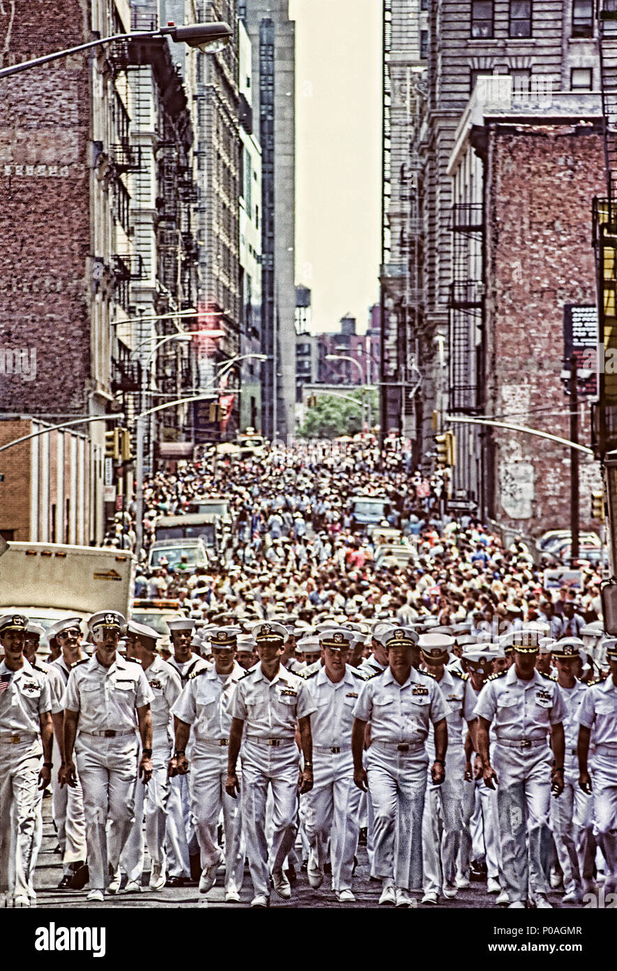 La prima guerra in Iraq NYC Ticker tape parade con i marinai marciando verso il basso nell'area di Wall Street Foto Stock