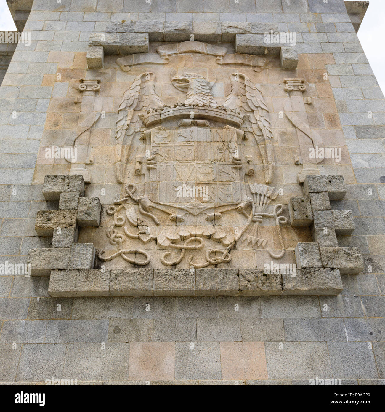 Stemma della città di Calle de los Caidos, Valle dei Caduti. Cattolica romana memorial monumentale per la guerra civile spagnola. Madrid, Spagna. Maggio 2018 Foto Stock