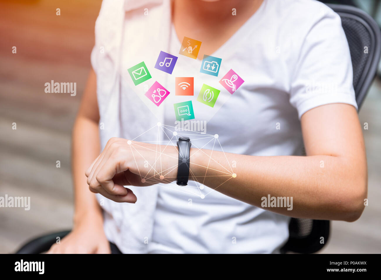 Donna che utilizza Smartwatch in fitness con piatto icona app illustrazione concept Foto Stock