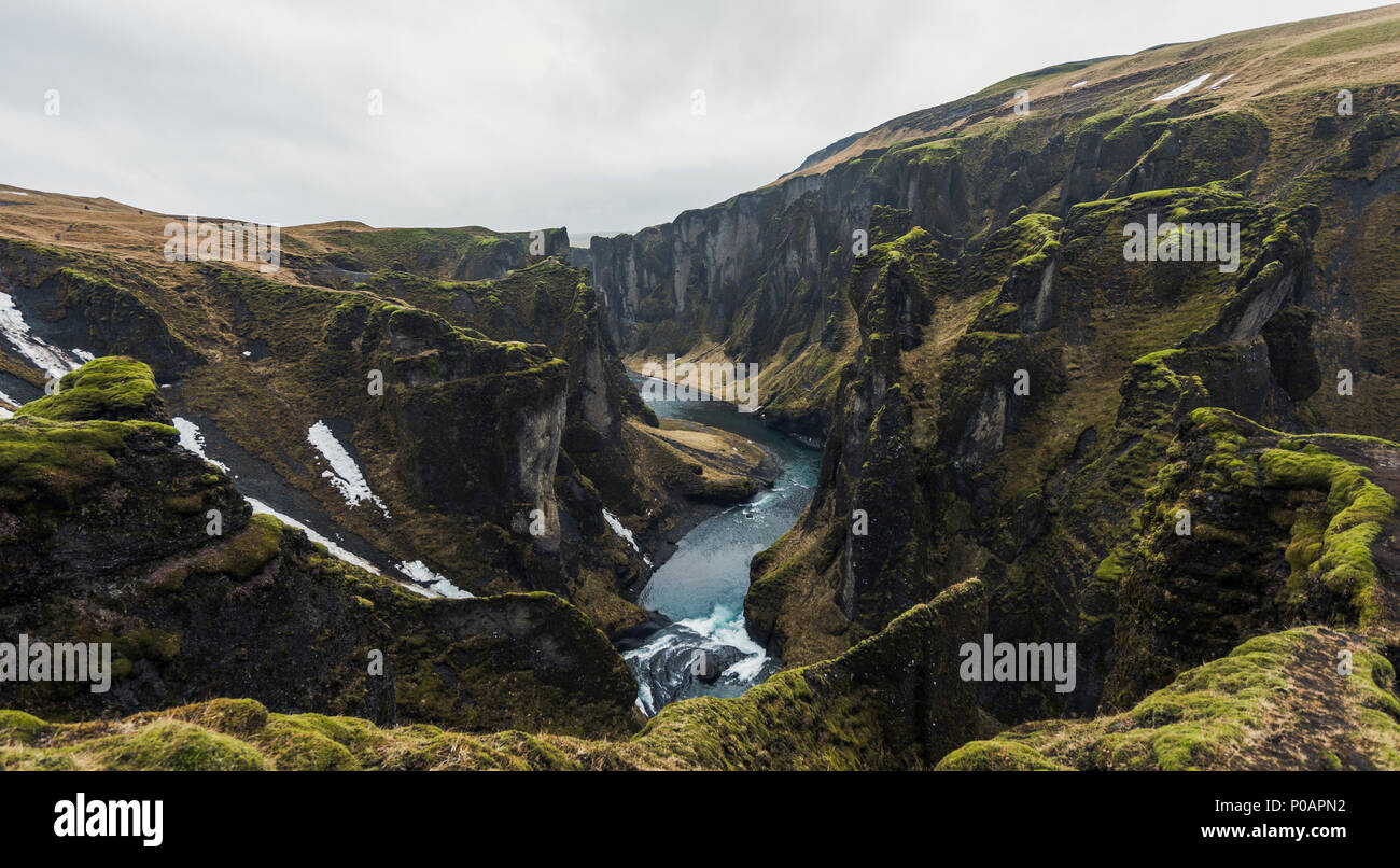 Canyon Fjaðrárgljúfur, gola profonda, tufo, vicino Kirkjubaer sulla costa sud, sud dell'Islanda, Islanda Foto Stock