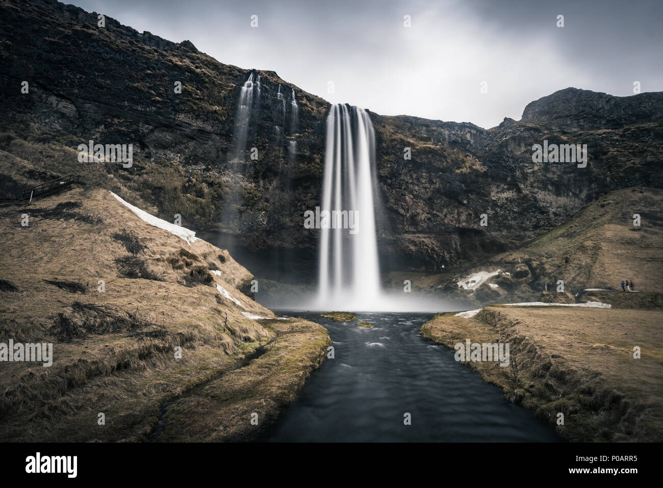 Atmosfera scura, cascata Seljalandsfoss, fiume Seljalandsa, Regione meridionale Islanda Foto Stock