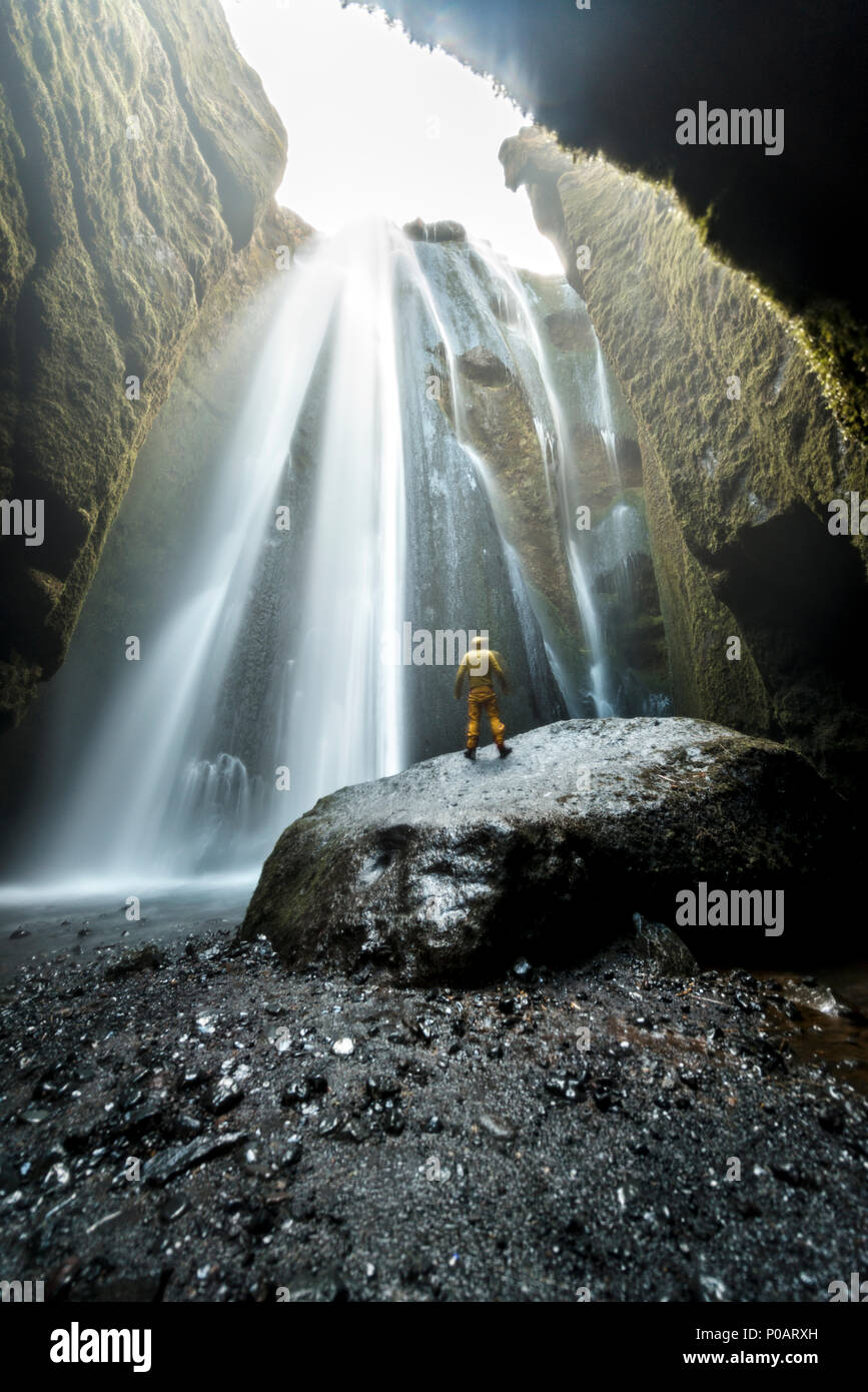 Atmosfera scura, cascata Seljalandsfoss, fiume Seljalandsa, Regione meridionale Islanda Foto Stock