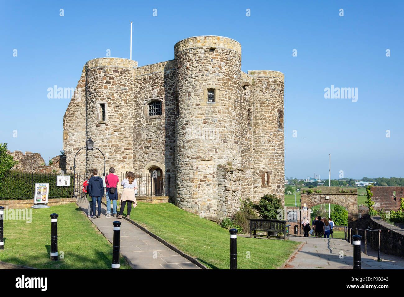 Il XIV secolo Ypres Tower e il Museo di piazza Chiesa, segale, East Sussex, England, Regno Unito Foto Stock