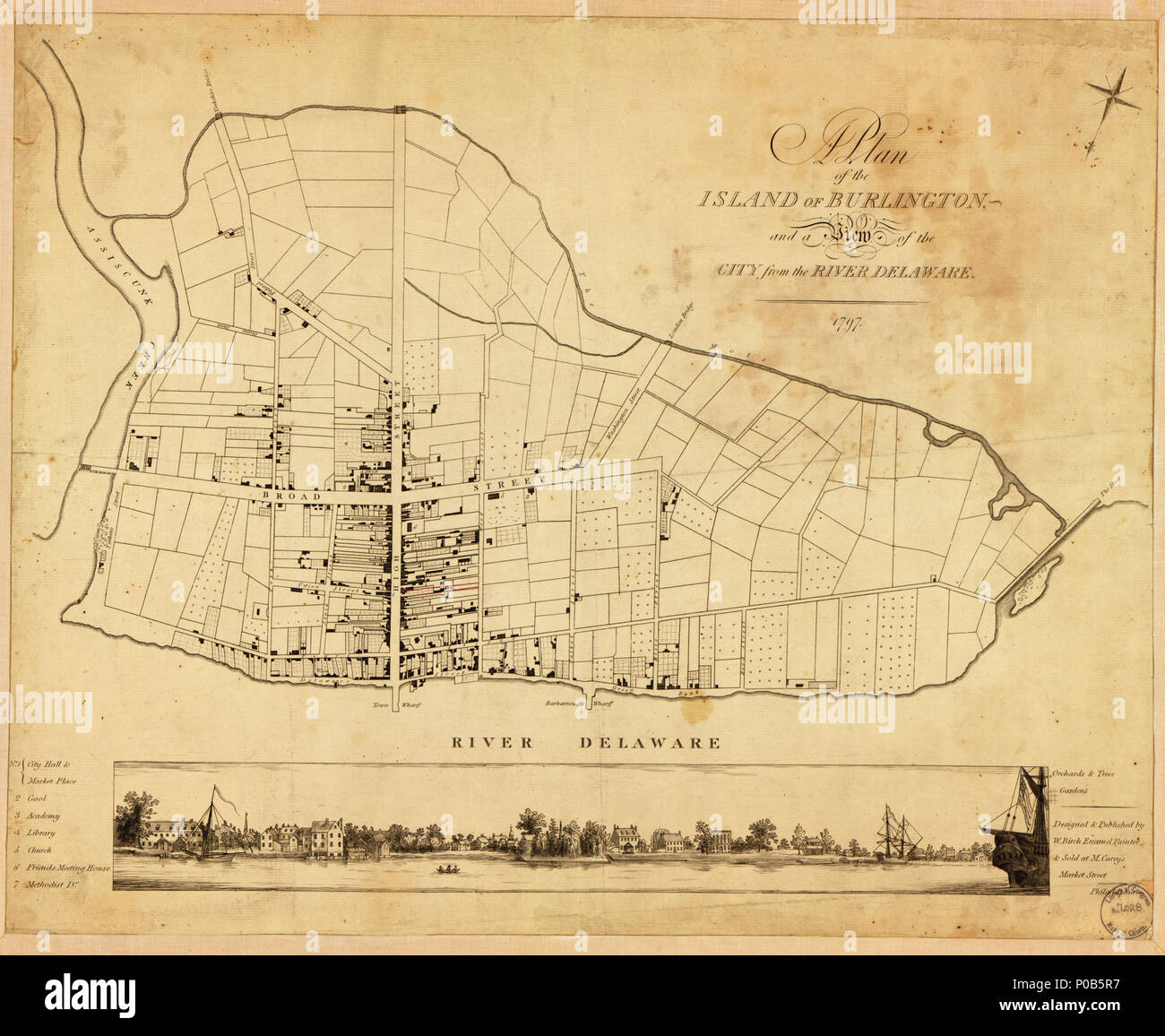 . Inglese: mappa catastale che mostra gli edifici, molte linee, orti e giardini. Orientati con il nord verso la parte sinistra inferiore. Include indice per i punti di interesse e vista panoramica sulla parte inferiore del foglio. Disponibile anche tramite la Biblioteca del Congresso sito Web come immagine raster. LC copia fold-rigato, chiazzato, annotati in inchiostro rosso per mostrare il nuovo street, montato su supporto di tessuto, bordato con un panno. Foglio LC fotocopiata come 8 x 10 in. film neg. n. LC USZ 62-35469. Vault . Un piano dell'isola di Burlington : e la vista della città dal fiume Delaware. 1797. Betulla, William Russell; M. Carey (Azienda) 171 un pl Foto Stock