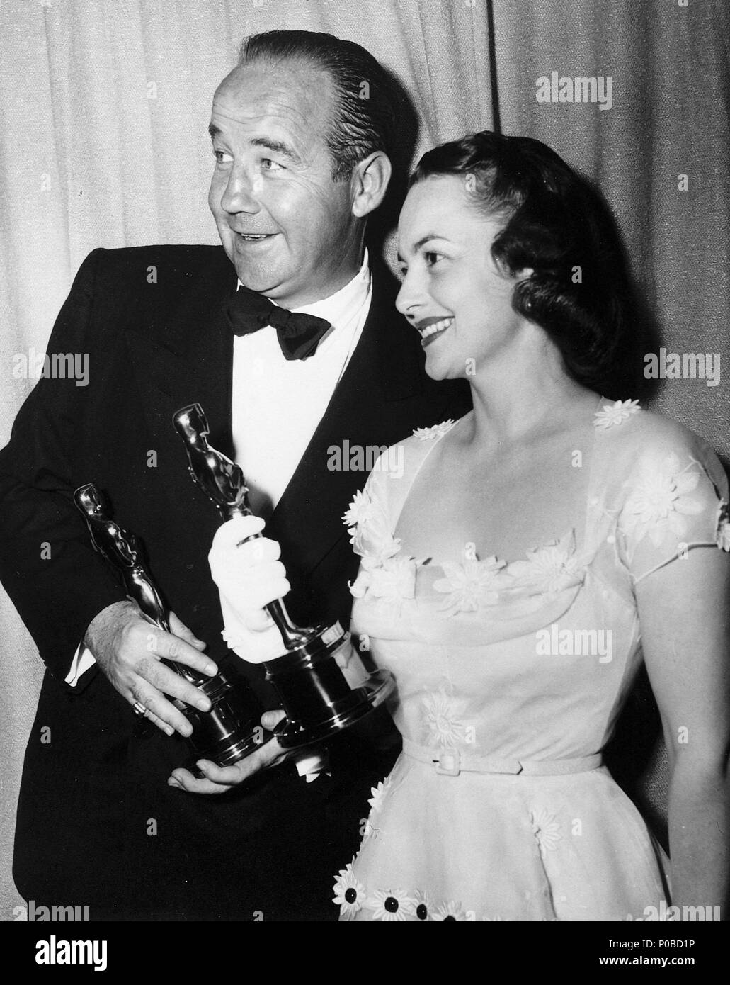 Descrizione: 22 Academy Awards / 1950. Broderick Crawford, migliore attore per " tutti gli uomini del re". Olivia de Havilland, miglior attrice per 'l'ereditiera'.. Anno: 1950. Stelle: Olivia de Havilland; BRODERICK CRAWFORD. Foto Stock