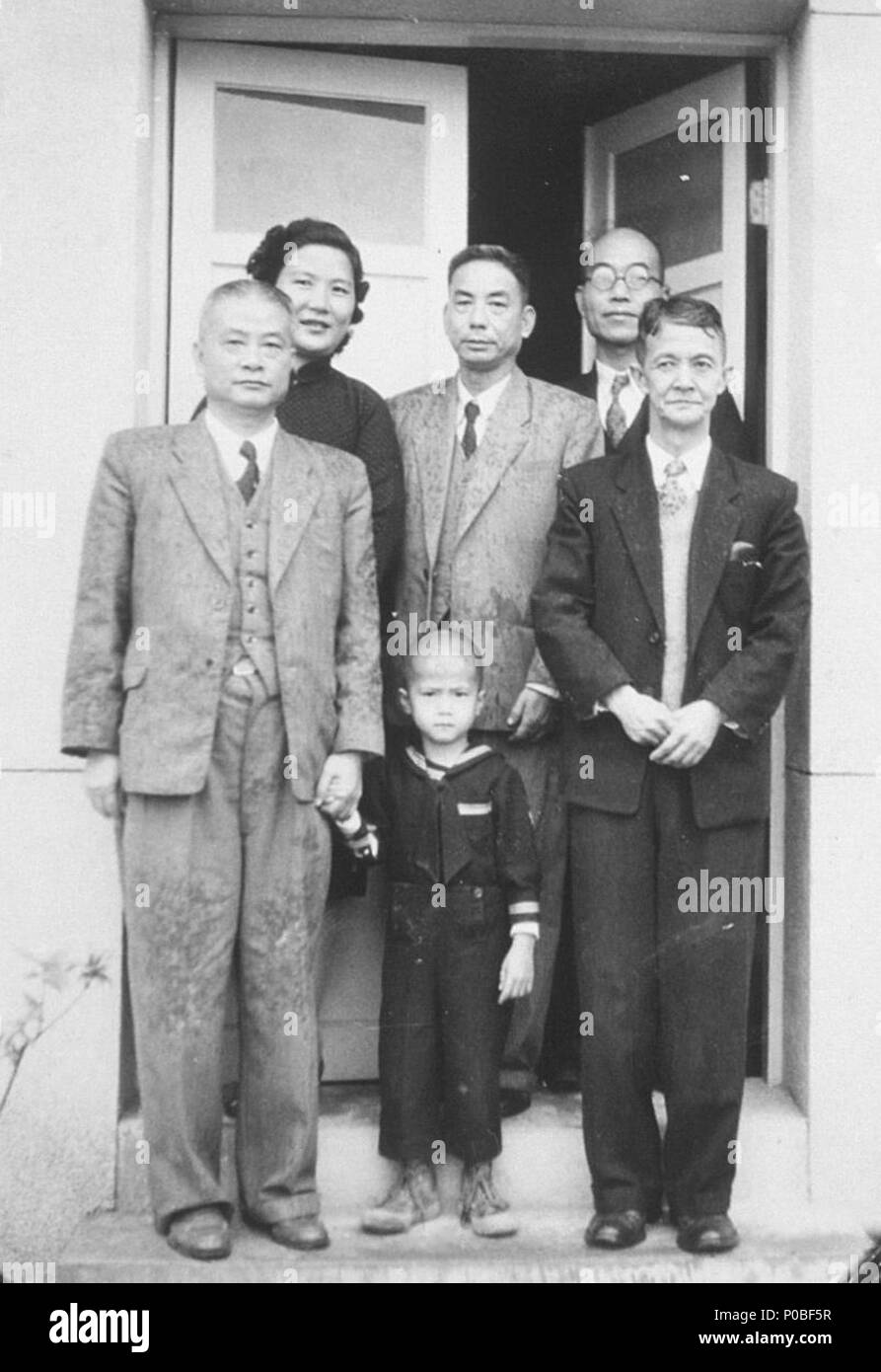 . 中文: 韓石泉與其學長兼摯友杜聰明(前右一)，後左一為其夫人韓莊綉鸞，前中之兒童為其最小的孩子韓良憲(七子，亦為內科醫師) . circa nel 1960. sconosciuto ; come mostrato in figura 1 Han Sek-choan figlio amici Foto Stock