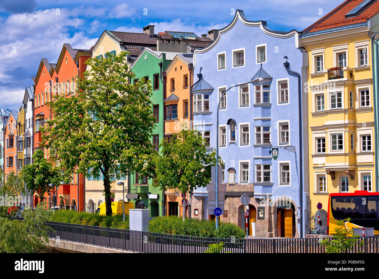 Colorata architettura od Innsbruck riverfront vista, città del Tirolo regione dell'Austria Foto Stock