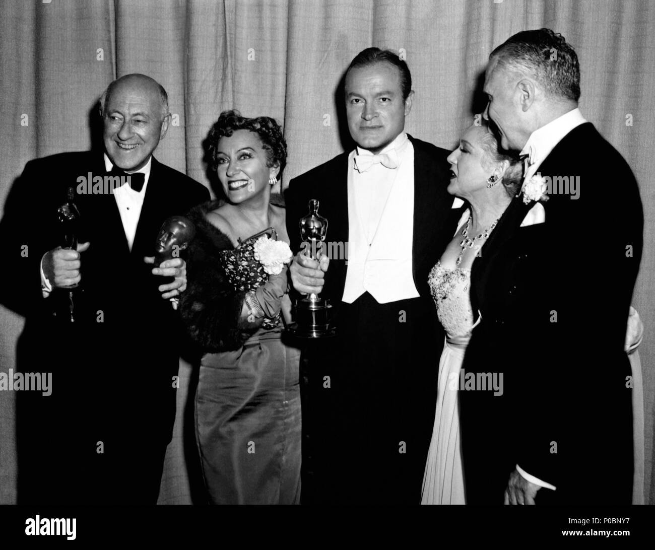 Descrizione: la venticinquesima edizione Academy Awards / 1953. Cecile B. de Mille riceve il best motion picture award per "il più grande spettacolo sulla terra". Bob Hope vincitore del Premio onorario per il suo contributo per la risata del mondo, il suo servizio all'industria cinematografica, e la sua devozione alla American premessa.. Anno: 1953. Stelle: DON HARTMAN; CECIL B DEMILLE; Mary Pickford; Gloria Swanson; Bob Hope. Foto Stock