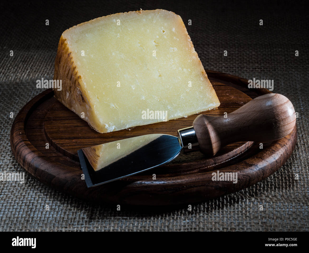 Pecorino formaggio calabres sul piatto di legno con Coltello per formaggio Foto Stock