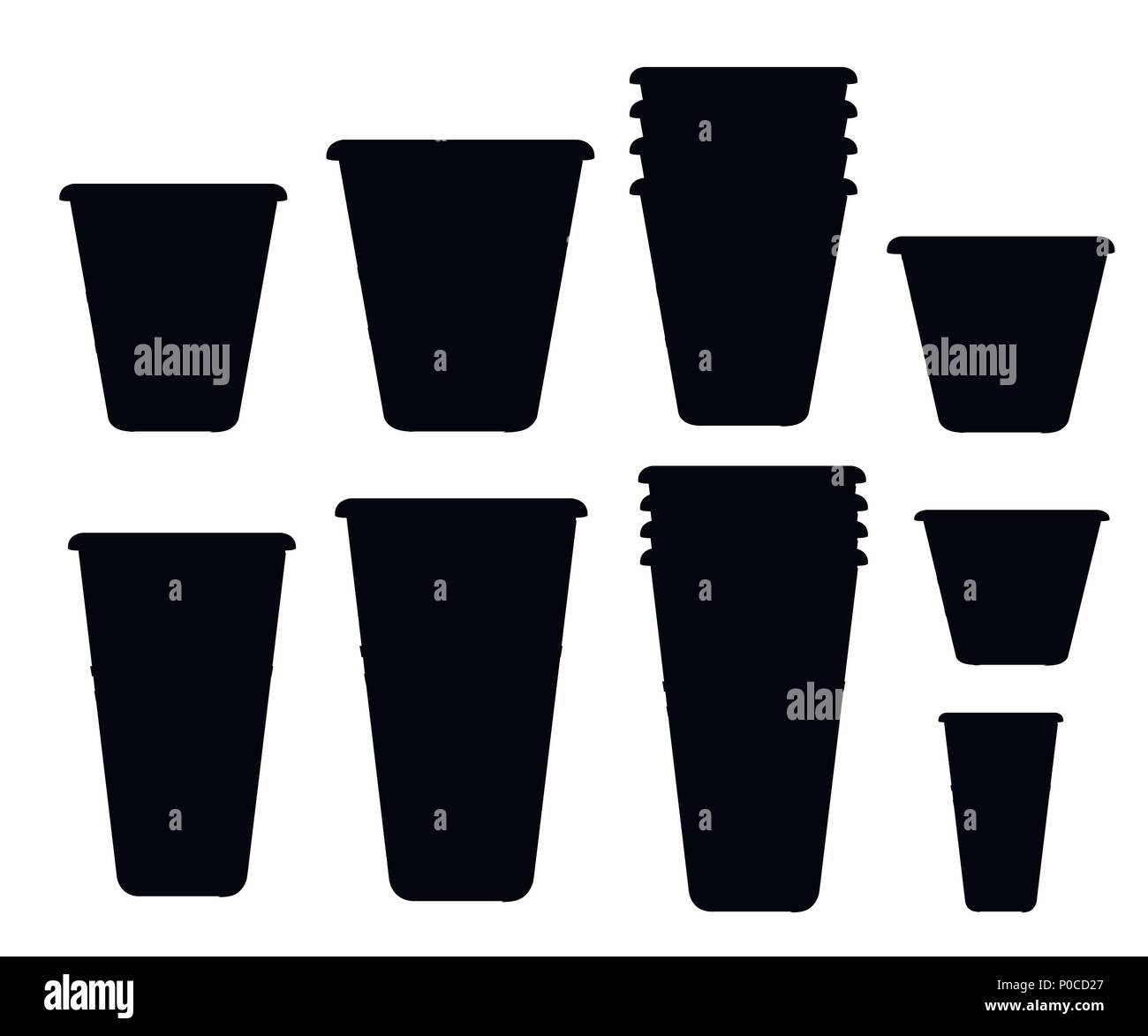 Silhouette nera. Set di bicchieri di plastica. Trasparente tazze monouso di diverse dimensioni. Bicchieri vuoti e con acqua. Illustrazione di vettore isolato su w Illustrazione Vettoriale
