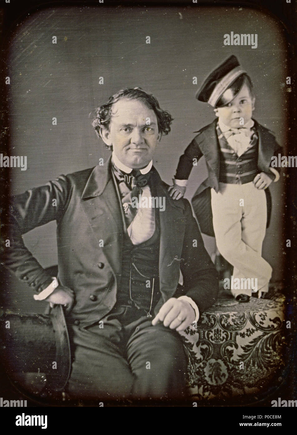 . P.T. Barnum e il Generale Tom Thumb . circa 1850 90 Samuel Root o Marco Aurelio Root - P.T. Barnum e il Generale Tom Thumb - Google Art Project-crop Foto Stock