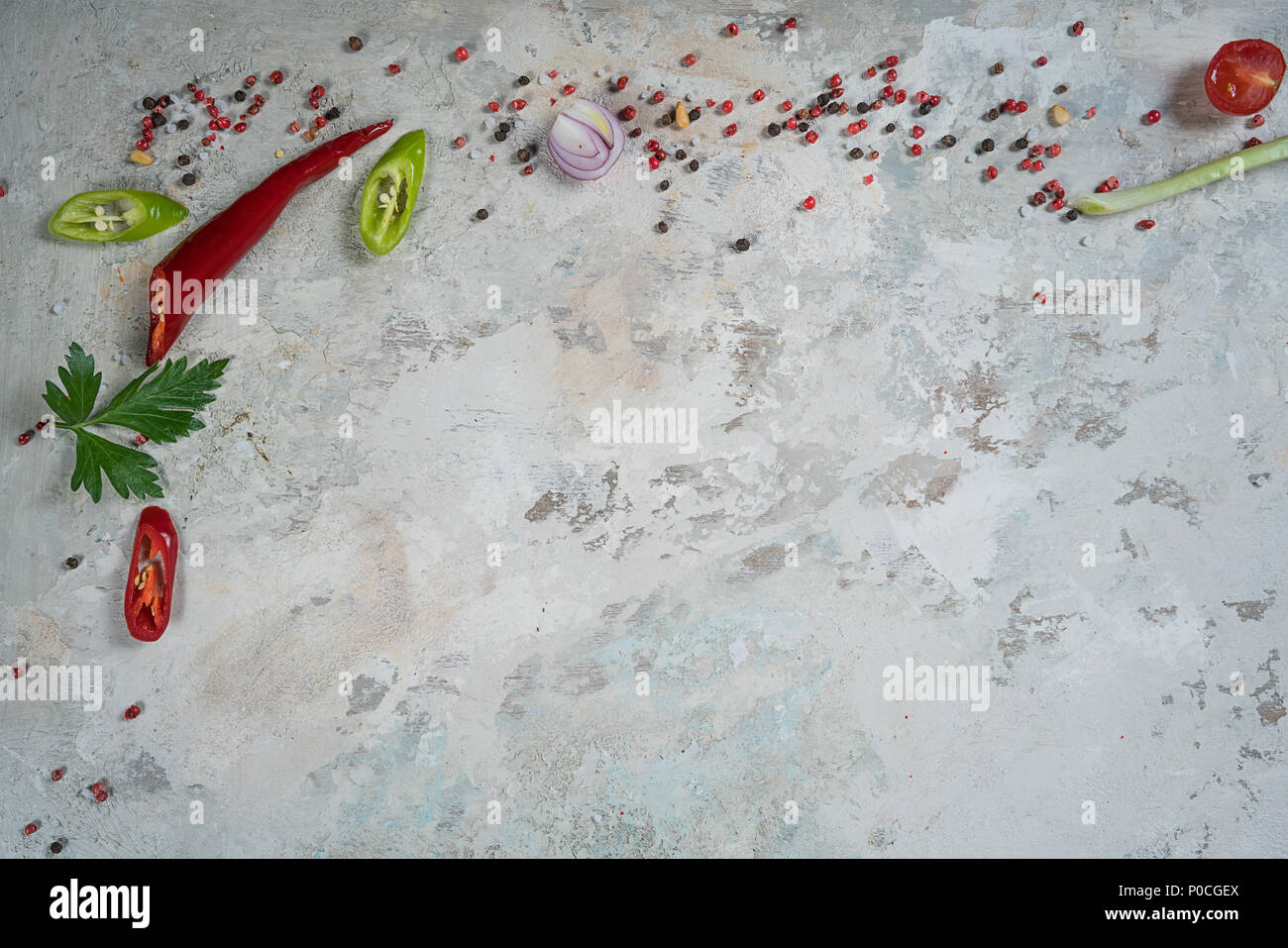 Selezione di spezie e erbe verdi. Ingredienti per la cottura. Cibo su sfondo nero ardesia tabella. Vista dall'alto uno spazio di copia. Foto Stock