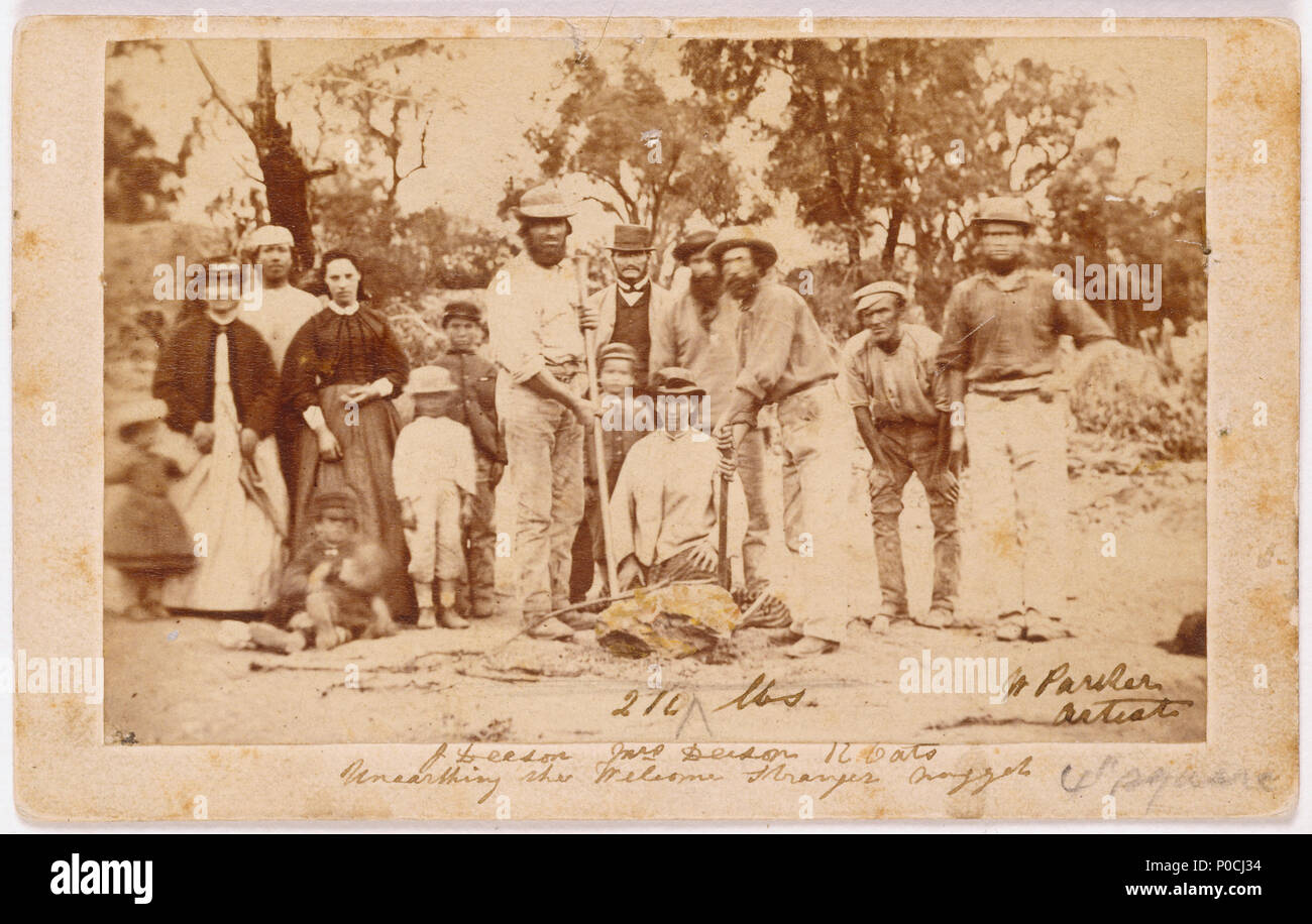 . Inglese: i minatori e le loro mogli in posa con i cercatori del nocciolo, Richard Oates John Deason e sua moglie. Il Benvenuto straniero Nugget è stato scoperto il 5 febbraio 1869. fotografia : albume argento carte-de-visite ; sul Monte 6.5 x 10.7 cm. circa. . Inglese: riesumazione del Benvenuto straniero Nugget . 1869 3 William Parker, riesumazione del Benvenuto straniero Nugget, H13298 originale Foto Stock
