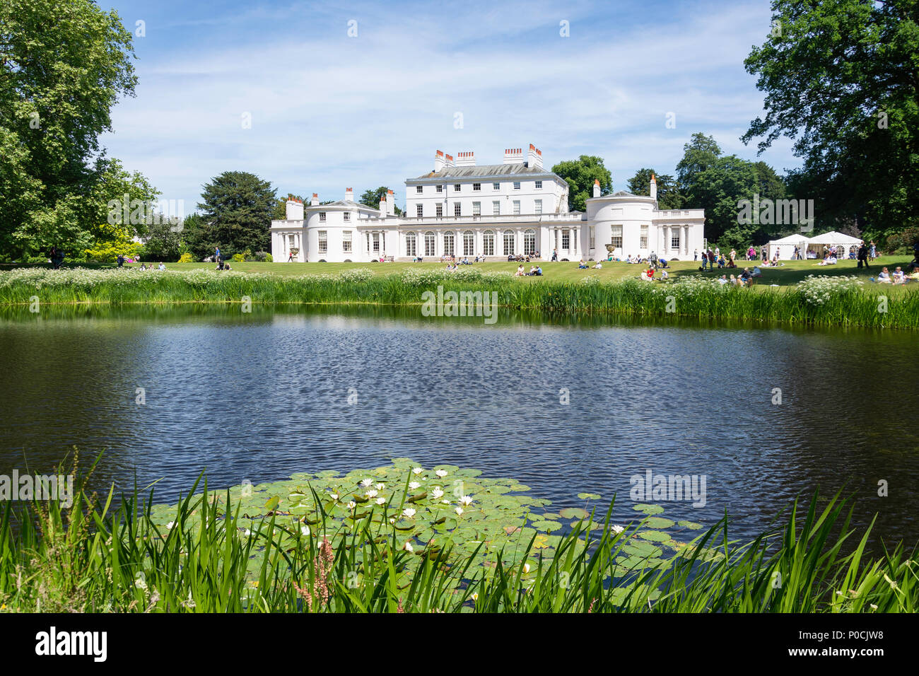 Frogmore House e giardini attraverso Frogmore Lago, Home Park, Windsor, Berkshire, Inghilterra, Regno Unito Foto Stock