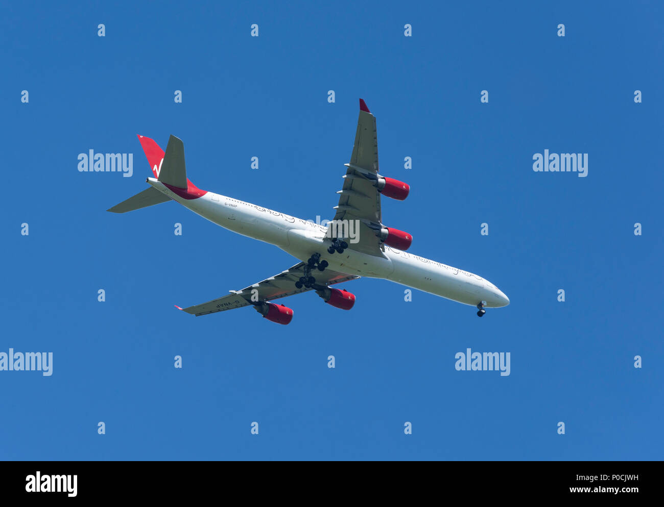 Aeromobili Virgin Atlantic Airways Airbus A340 in avvicinamento all'aeroporto di Heathrow, Windsor, Berkshire, Inghilterra, Regno Unito Foto Stock