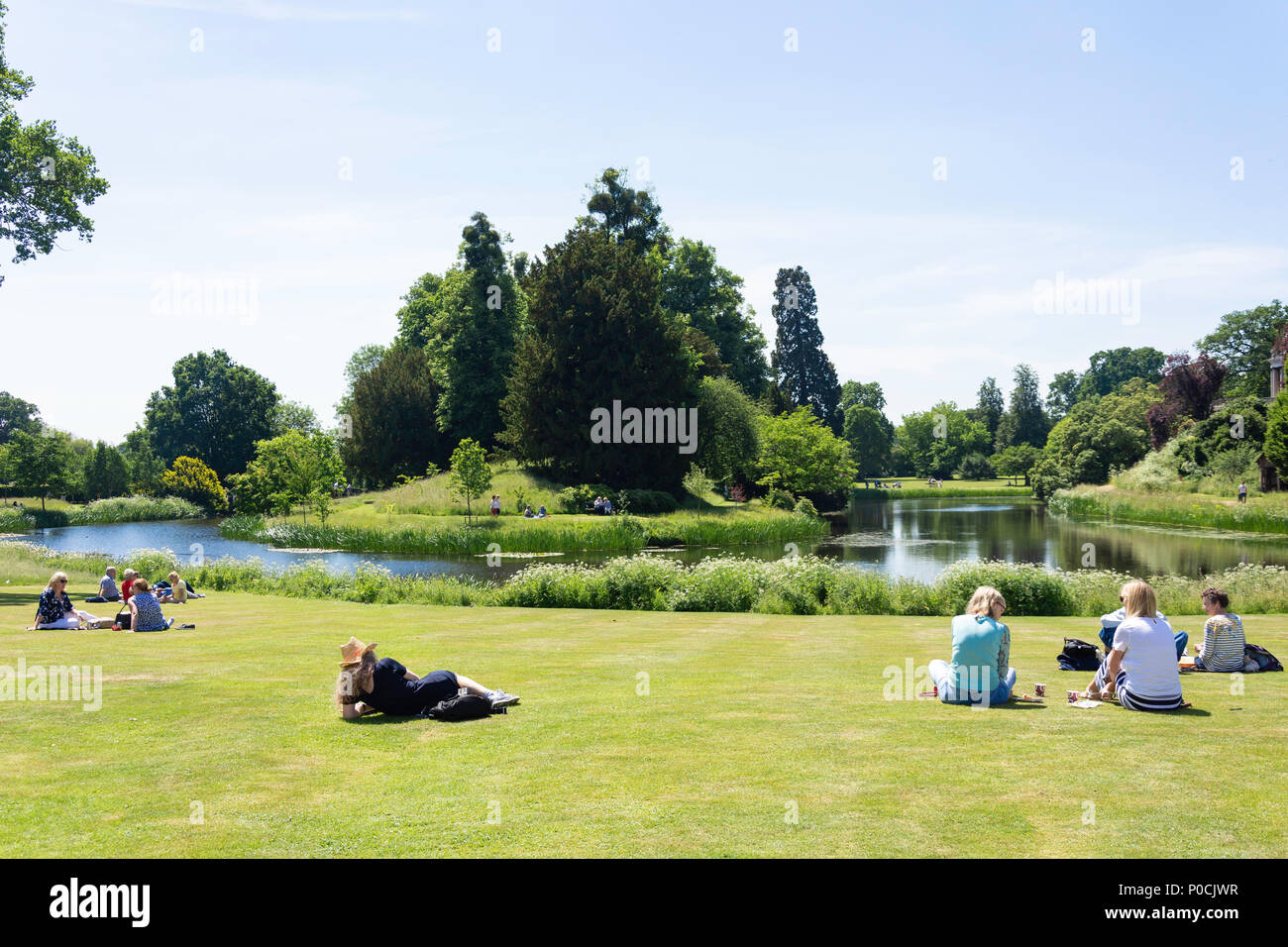 Il lago di Frogmore, Frogmore House e giardini, Home Park, Windsor, Berkshire, Inghilterra, Regno Unito Foto Stock