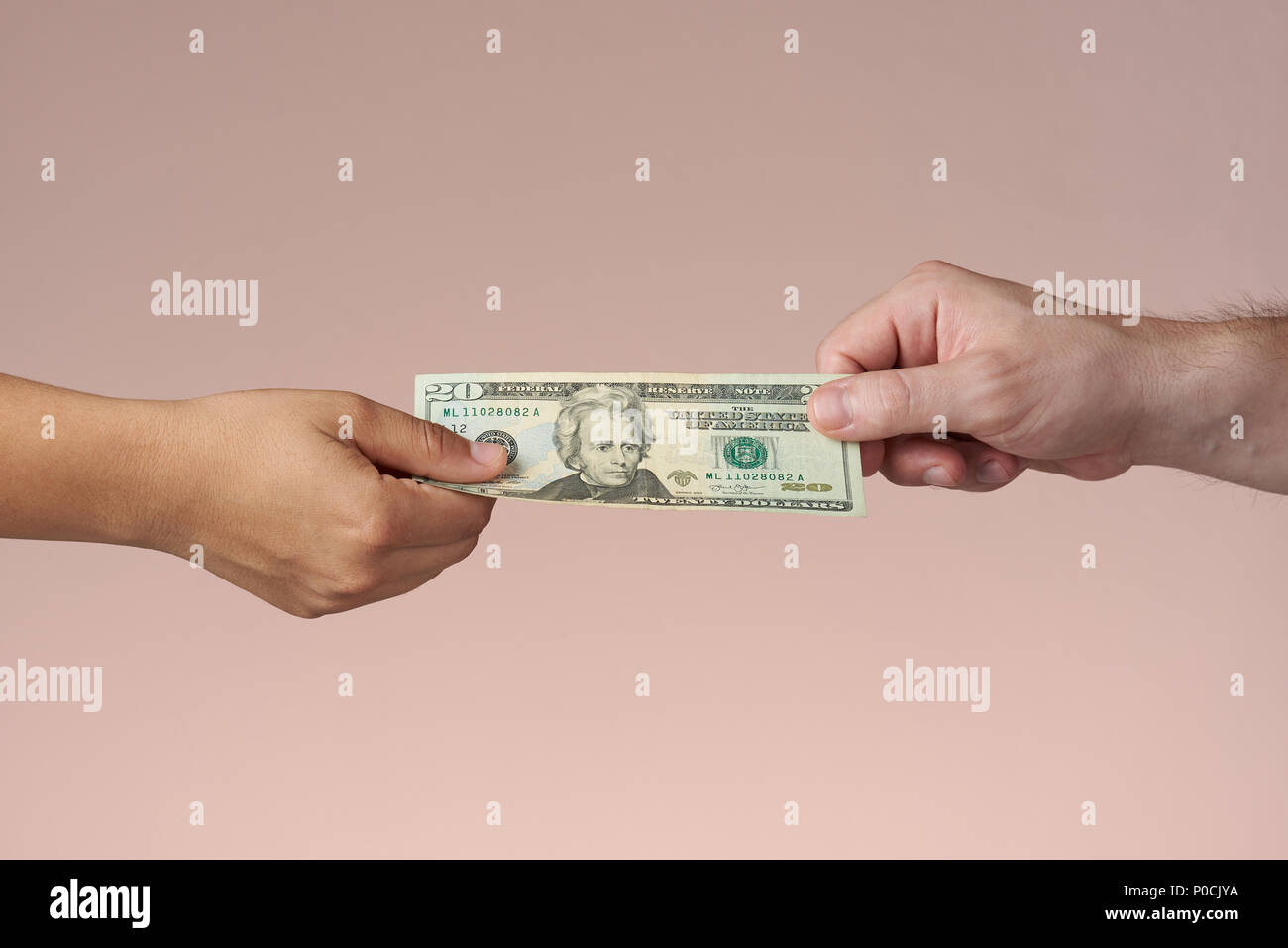 Tenere le mani a venti dollari uno su ciascun lato Foto Stock