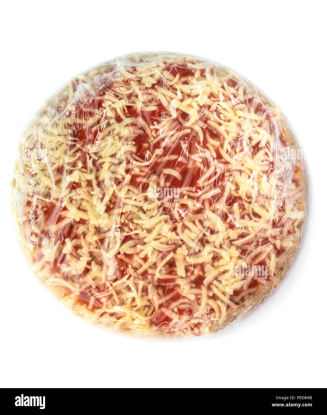 Pizza congelata in plastica avvolgere su sfondo bianco Foto Stock