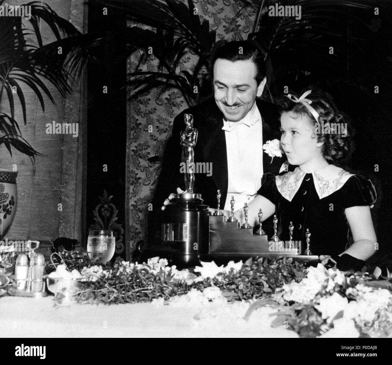 Descrizione: il decimo Academy Awards / 1938. Shirley Temple con Walt Disney, vincitore del miglior corto di animazione award per " Il Vecchio Mulino ".. Anno: 1938. Stelle: WALT DISNEY; Shirley Temple. Foto Stock