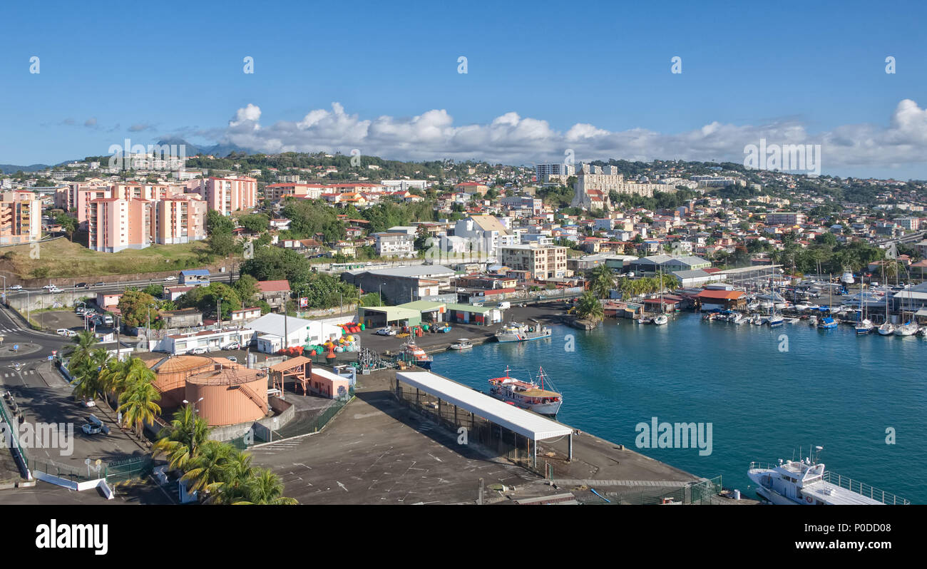 Fort de France - vista dello skyline di Vulcano e all'orizzonte - Caraibi isola tropicale - Martinica Foto Stock