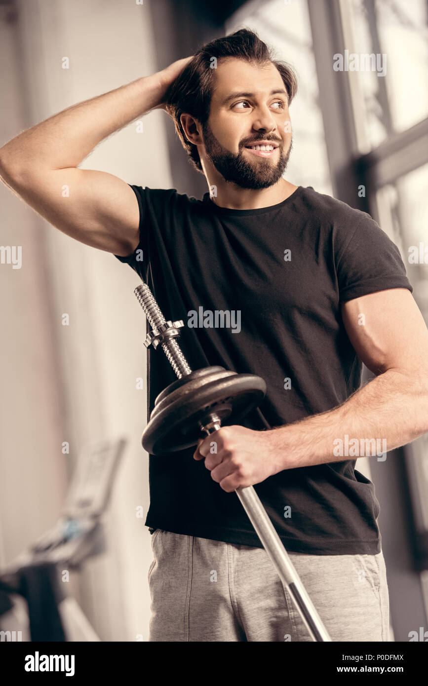 Uomo che indossa la rete per capelli tenendo spazzola con la polvere per il  viso a. casa Foto stock - Alamy