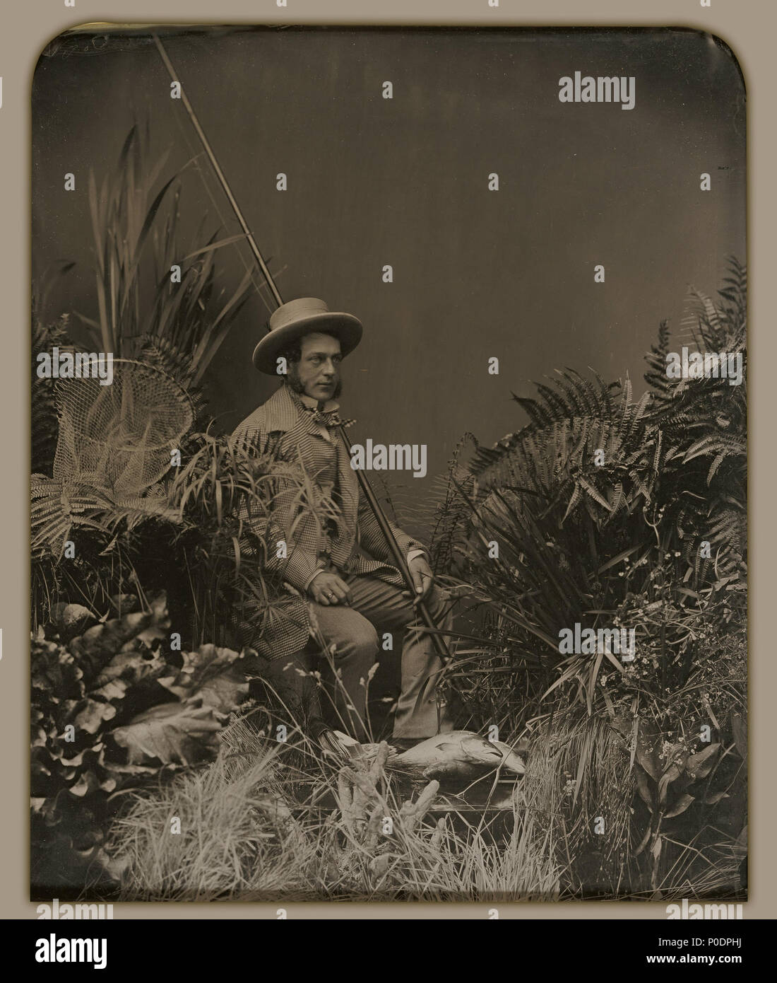 . Ritratto in studio di un uomo poste con attrezzi da pesca / il pescatore . circa 1860 5 Unknown maker, British - Studio Ritratto di un uomo poste con attrezzi da pesca , Il Pescatore - Google Art Project Foto Stock