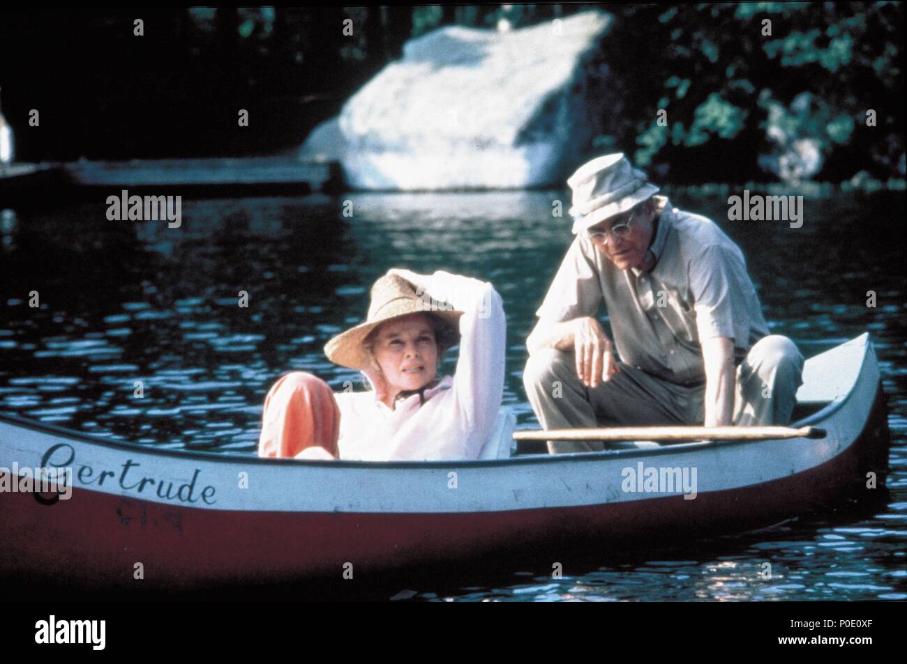 Pellicola originale titolo: su Golden Pond. Titolo inglese: su Golden Pond. Regista: MARK RYDELL. Anno: 1981. Stelle: Henry Fonda e Katharine Hepburn. Credito: Universal Pictures / Album Foto Stock