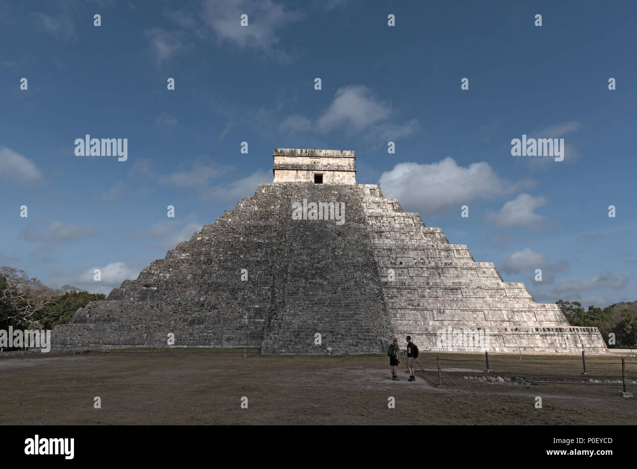 Il tempio Maya di kukulkan (El Castillo) piramide a Chichen Itza, Yucatan, Messico Foto Stock