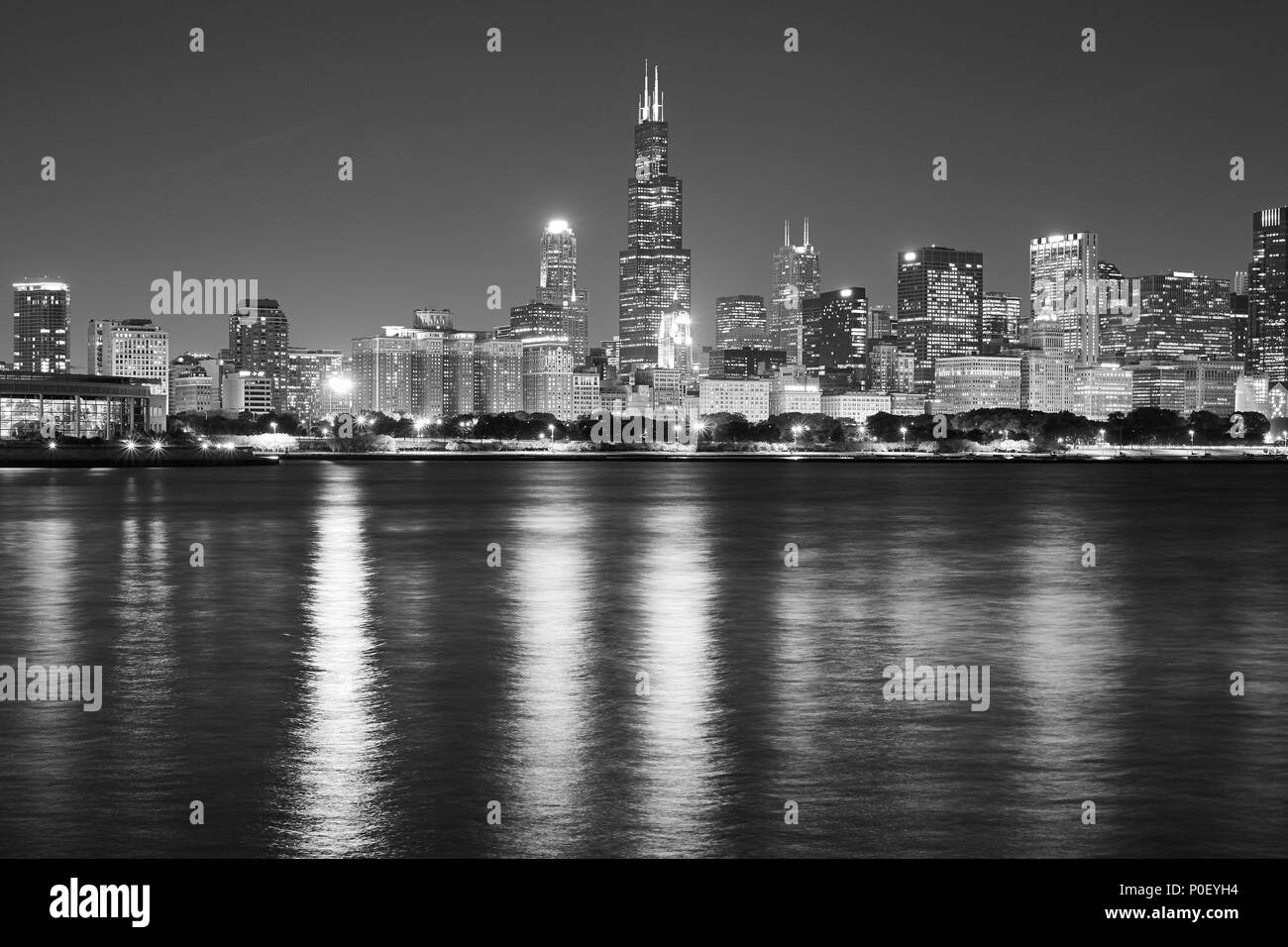 In bianco e nero di Chicago panorama sul lungomare di notte, STATI UNITI D'AMERICA. Foto Stock