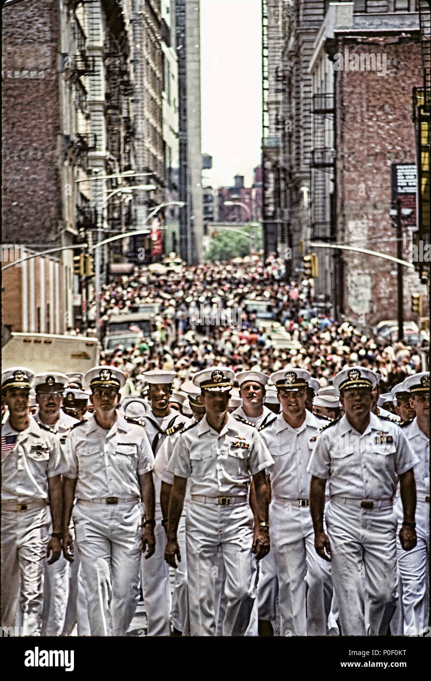 La prima guerra in Iraq NYC Ticker tape parade con i marinai marciando verso il basso nell'area di Wall Street Foto Stock