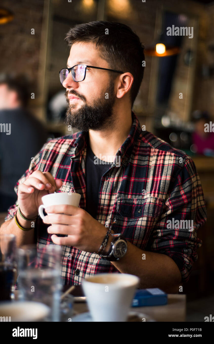 Tanga barbuto uomo in un caffè bar Foto Stock
