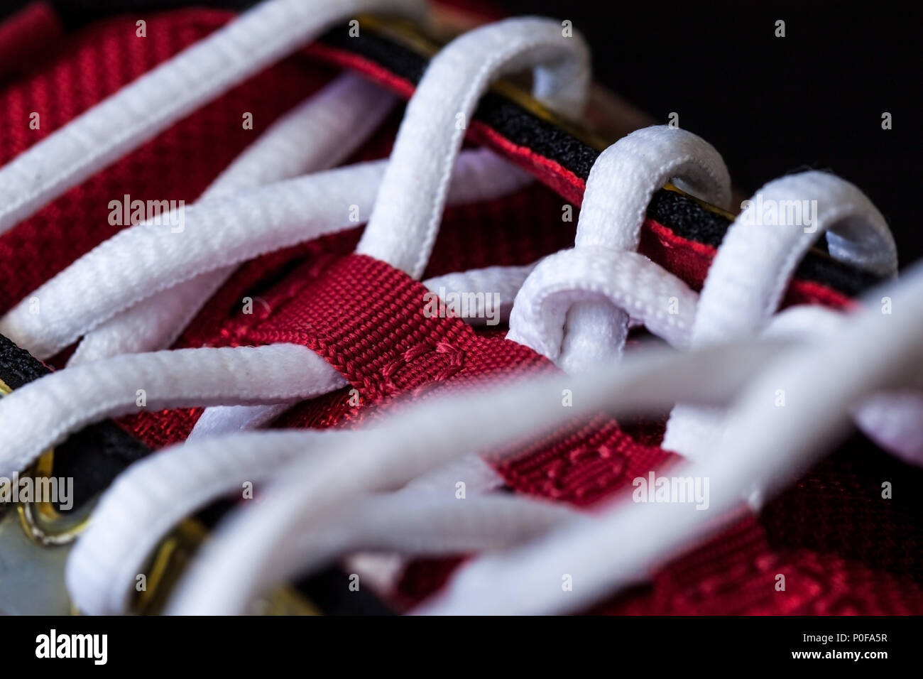Close-up di red sneaker con lacci bianco Foto Stock