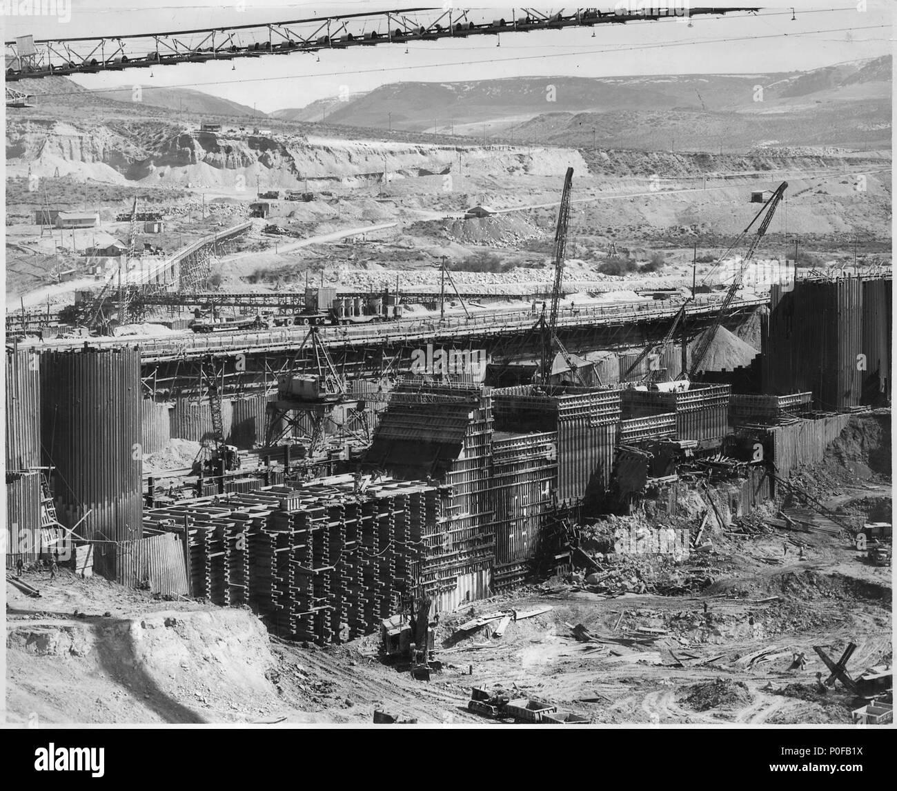 Vista del lato ovest del blocco 40 che mostra la costruzione del presepe in legno tie-in struttura attraverso la sezione della benna... - Foto Stock