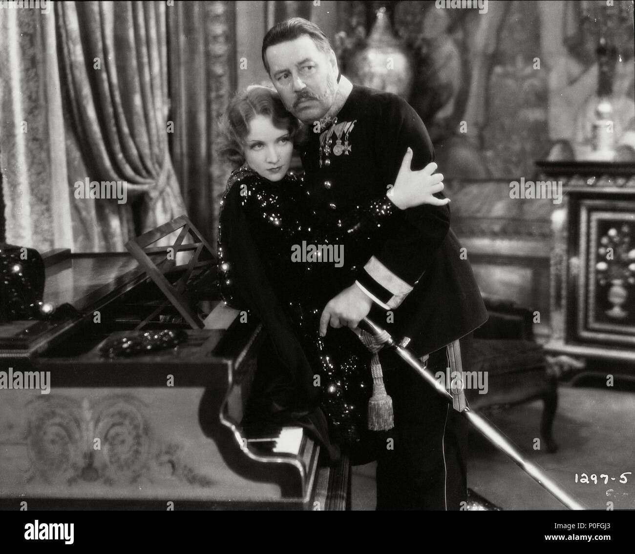 Pellicola originale titolo: disonorato. Titolo inglese: disonorato. Regista: Josef von Sternberg. Anno: 1931. Stelle: VICTOR MCLAGLEN; Marlene Dietrich. Credito: Paramount Pictures / Album Foto Stock