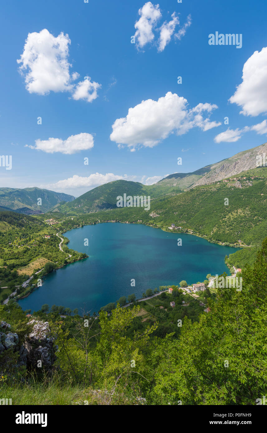 Scanno (L'Aquila, Italia) - Quando la natura è romantica: il cuore - lago di forma sui monti dell'Appennino, nella regione Abruzzo, Italia centrale Foto Stock