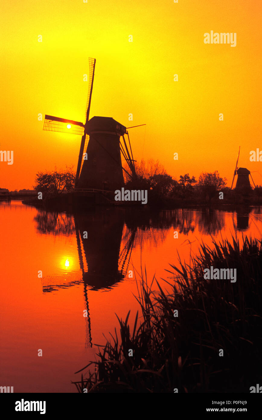 1992 il mulino a vento storico SI RIFLETTE NEL CANAL LEIDSCHENDAM OLANDA Foto Stock