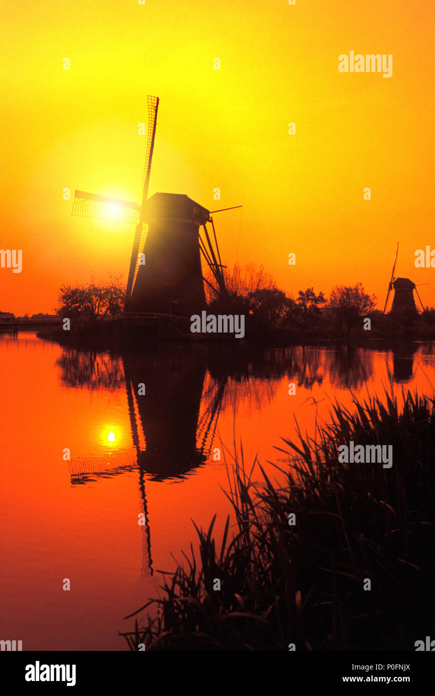 1992 il mulino a vento storico SI RIFLETTE NEL CANAL LEIDSCHENDAM OLANDA Foto Stock