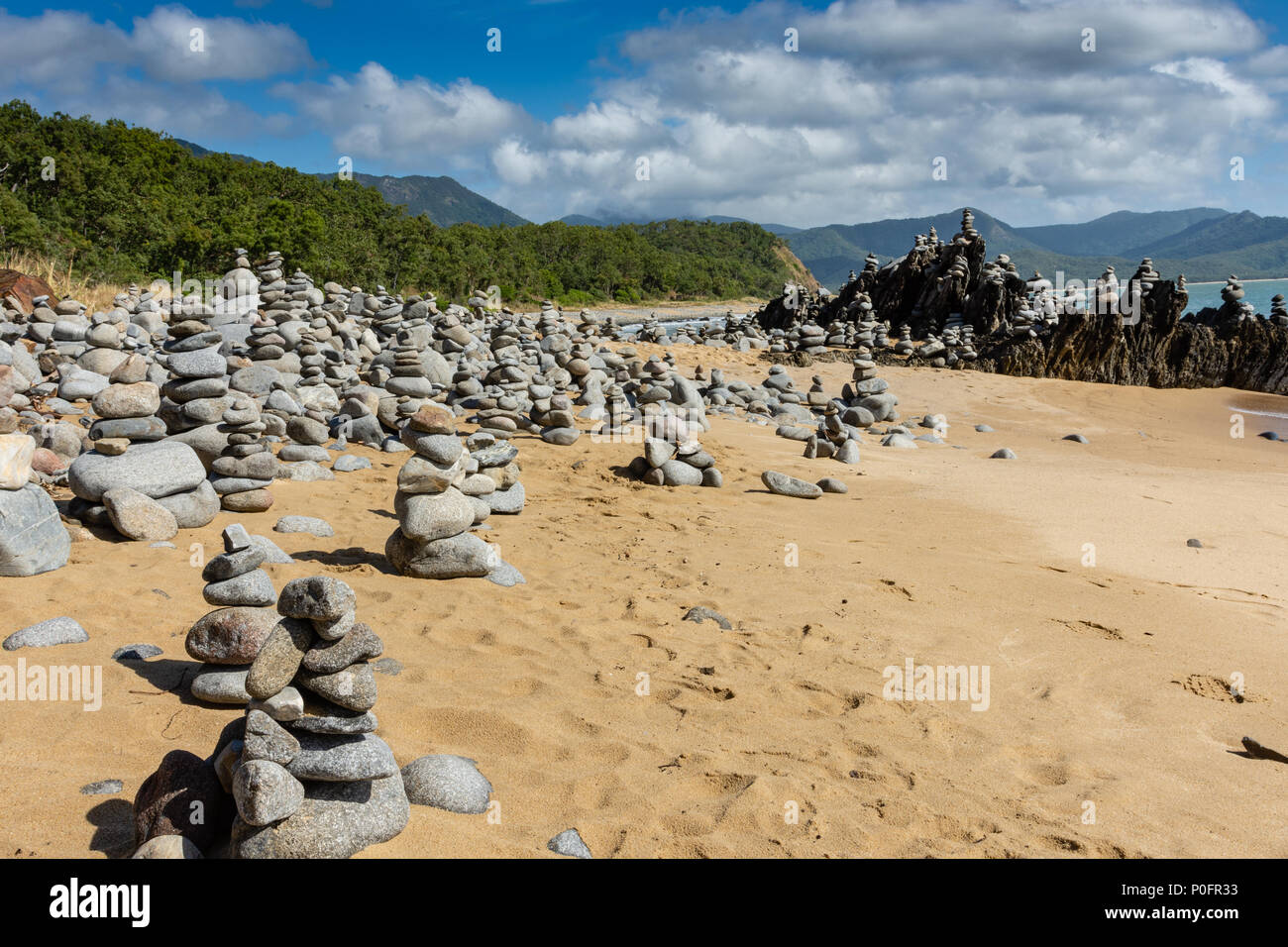 Rocce di bilanciamento su una spiaggia a Cairns Queensland Australia. Foto Stock