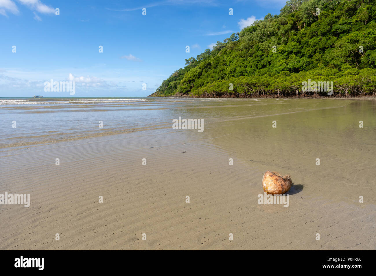 Rocce di bilanciamento su una spiaggia a Cairns Queensland Australia. Foto Stock