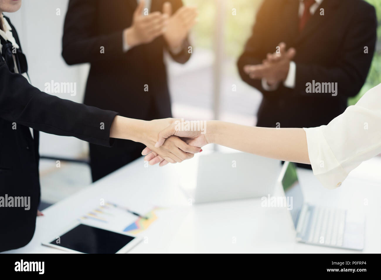 La gente di affari stringono le mani, finitura fino a una riunione per la tenuta di una trattativa con il suo partner business con il collega battete le mani per congrats. Foto Stock