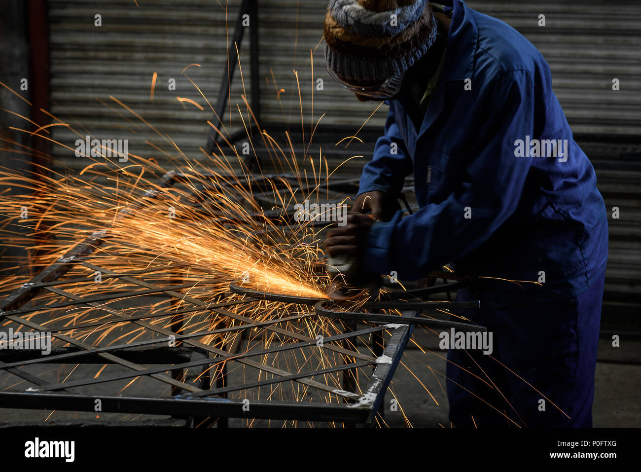 Un metallo dello Zimbabwe lavoratore in una fattoria di karoo workshop, Capo orientale, Sud Africa Foto Stock