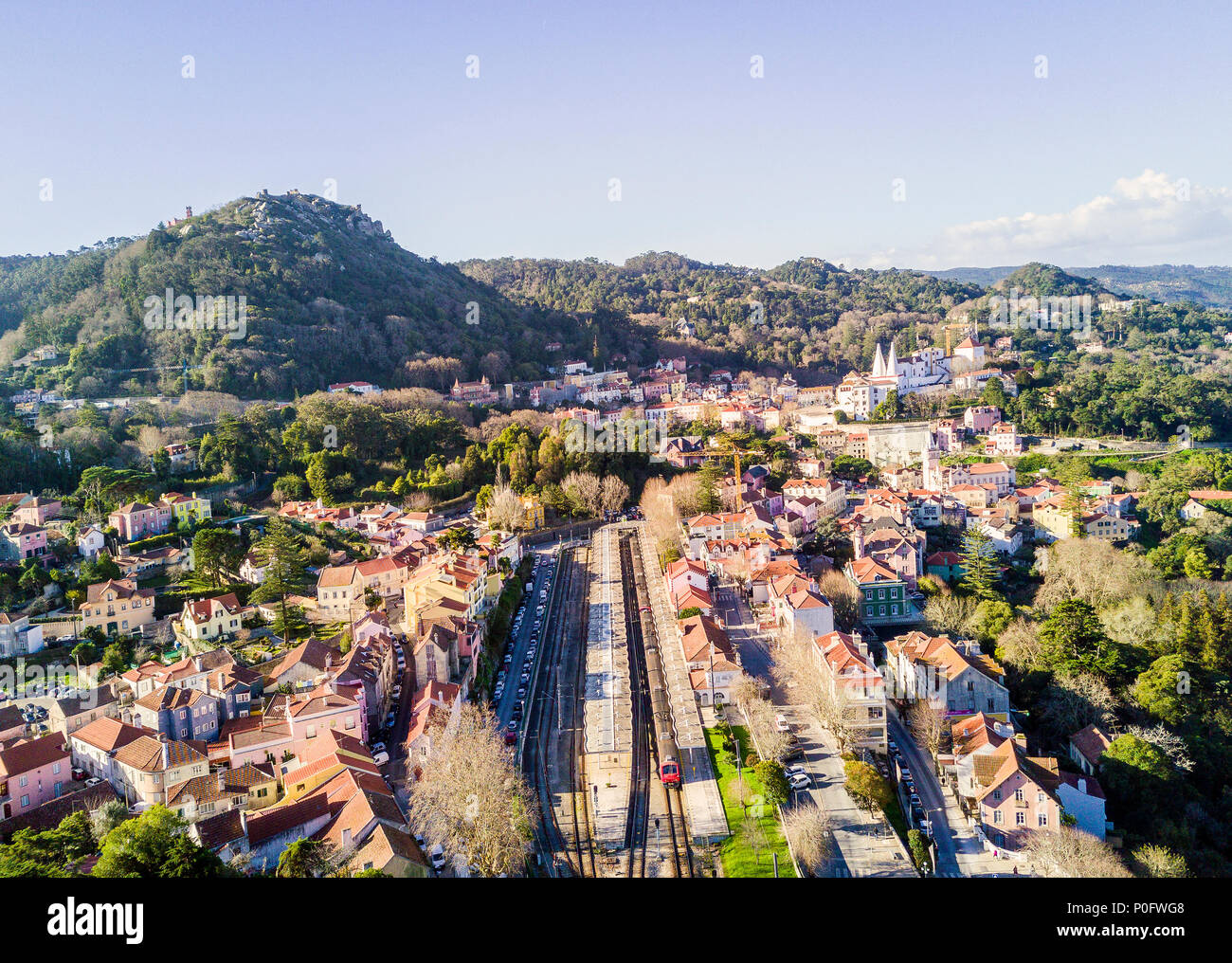 Vista aerea di Sintra con il Castello dei mori e pena Palace sulle colline, Portogallo Foto Stock