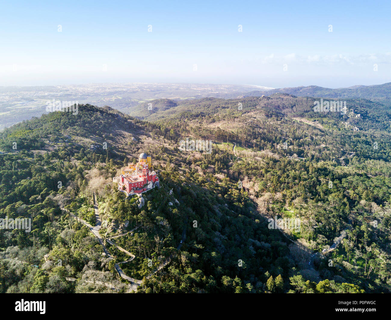 Vista aerea di coloratissimi National Pena nel Palazzo di Sintra, accanto a Lisbona, Portogallo Foto Stock