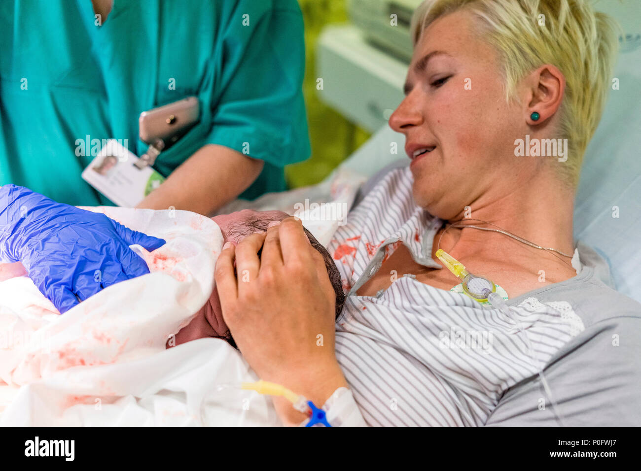 La madre e il neonato ragazzo solo dopo la consegna Foto Stock