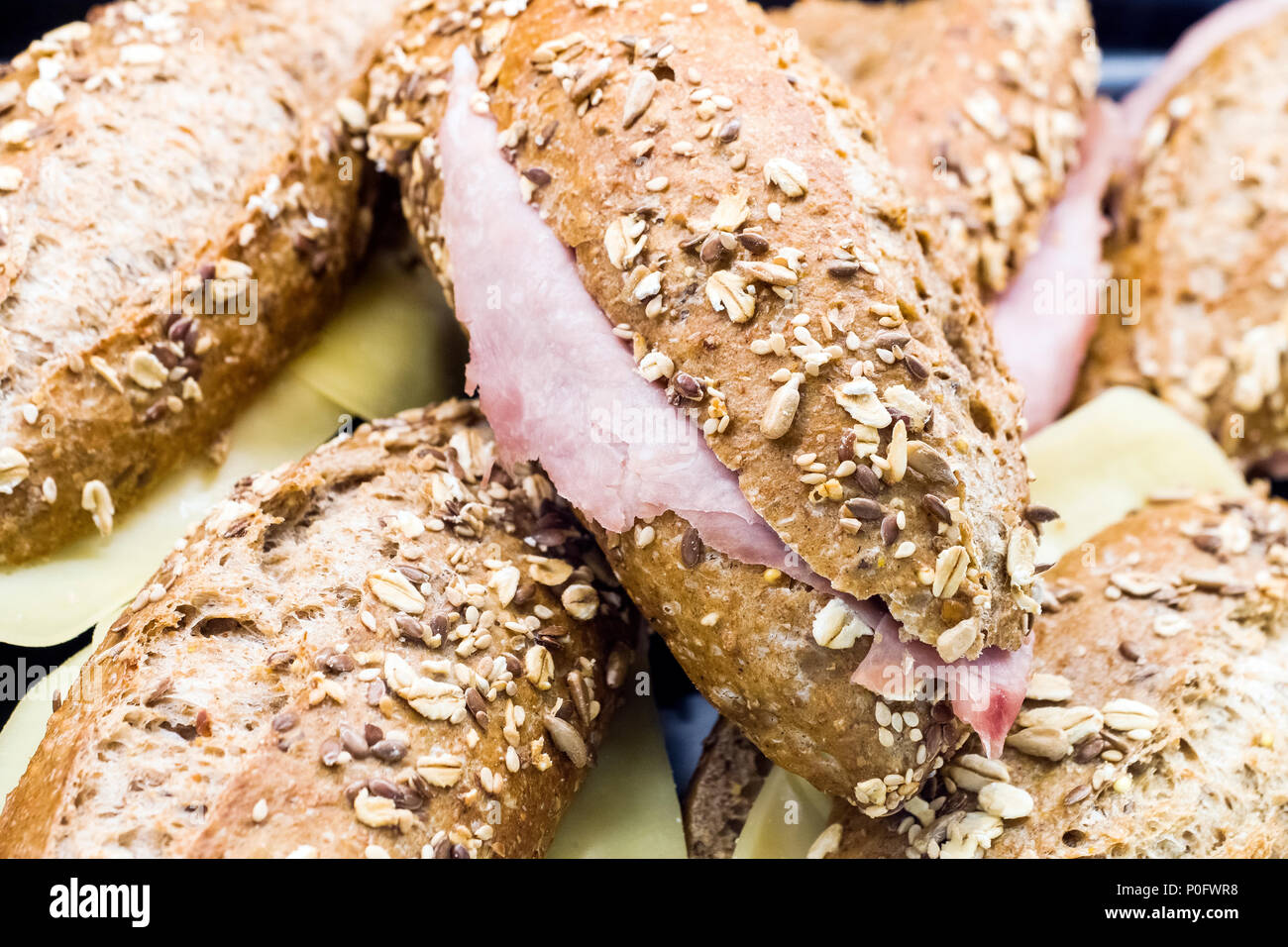 Grano intero rotoli con grani con formaggio e prosciutto Foto Stock